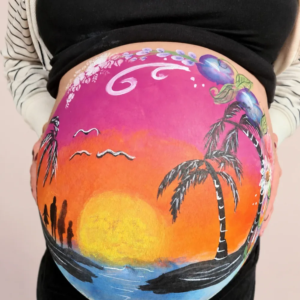 Bellypaint met kleurrijk zonsondergang- en palmenthema