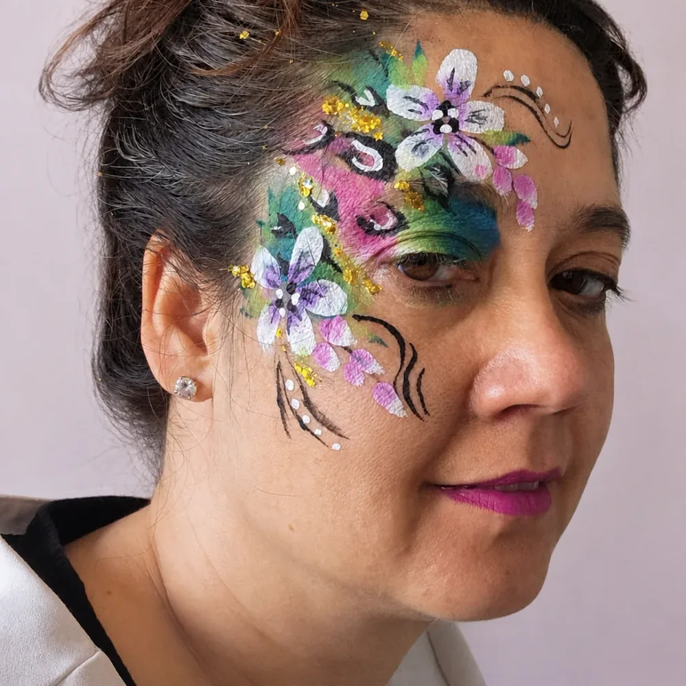 Kleurrijke fantasieschmink met bloemen en glitter