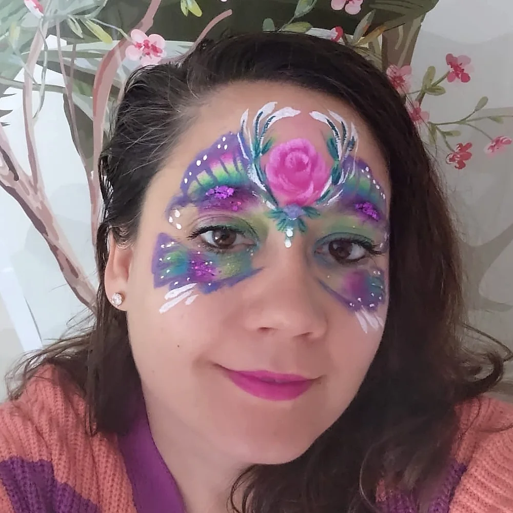 Feestelijke kleurrijke schmink met bloemmotief