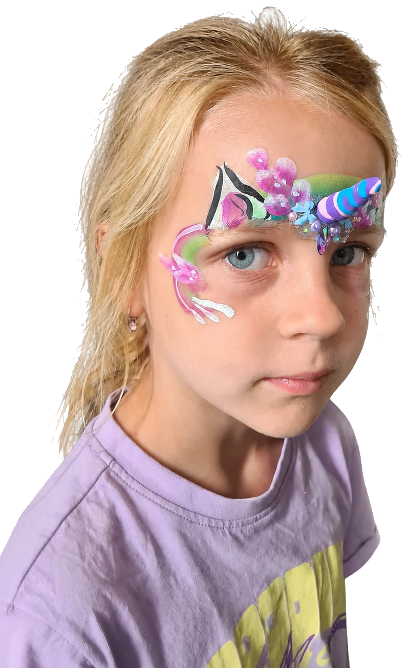 Kind met kleurrijke unicorn-schmink